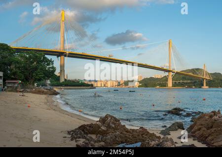 Die Ting-Kau-Brücke über den Rambler-Kanal, die die Insel Tsing Yi mit den New Territories in Hongkong verbindet, bei Sonneneinstrahlung am späten Nachmittag Stockfoto