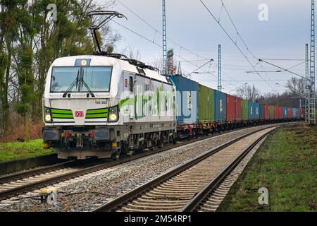 Eine elektrische Lokomotive der Klasse 193, Siemens Vectron von DB Cargo, die einen Güterzug durch Marquardt fährt Stockfoto