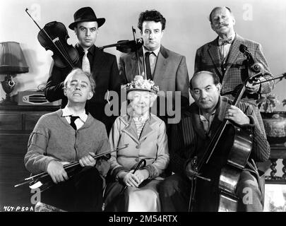HERBERT LOM PETER SELLERS CECIL PARKER ALEC GUINNESS KATIE JOHNSON und DANNY GREEN Group Portrait in DER LADYKILLERS 1955 Regisseur ALEXANDER MACKENDRICK Story/Drehbuch William Rose Kostümdesign Anthony Mendleson Musik Tristram Cary Associate Production Seth holt Michael Balcon Productions/Ealing Studios/J. Arthur Rank Organisation Stockfoto