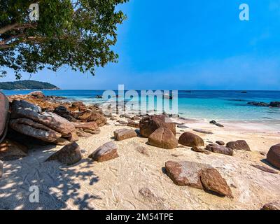 Sanom geheimer Strand in koh Lipe, Satun, Thailand Stockfoto