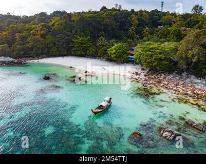 Luftaufnahme des geheimen Sanom-Strandes auf koh Lipe, Satun, Thailand Stockfoto