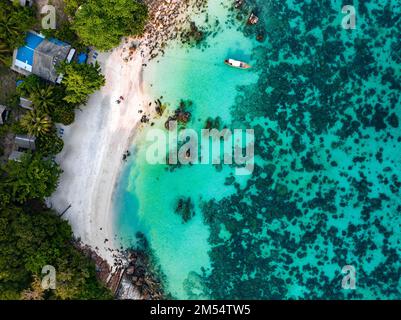 Luftaufnahme des geheimen Sanom-Strandes auf koh Lipe, Satun, Thailand Stockfoto