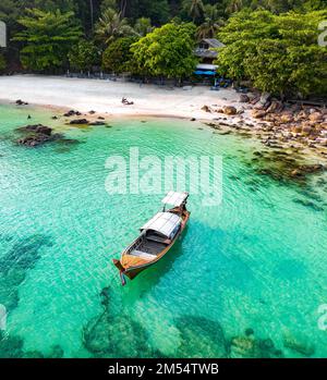 Luftaufnahme des geheimen Sanom-Strandes auf koh Lipe, Satun, Thailand Stockfoto