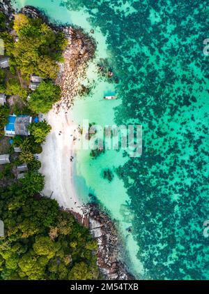 Luftaufnahme des geheimen Sanom-Strandes auf koh Lipe, Satun, Thailand Stockfoto