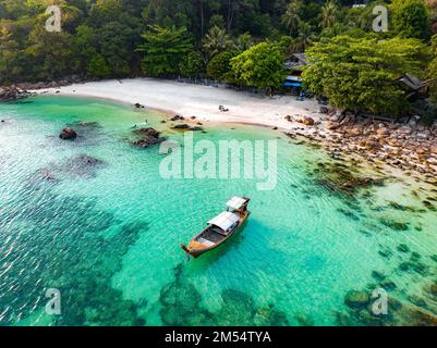 Luftaufnahme des geheimen Sanom-Strandes auf koh Lipe, Satun, Thailand Stockfoto