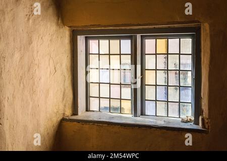 Alte Buntglasfenster in einem Schloss Stockfoto