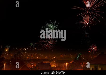 Feuerwerk über einer Stadt zu Neujahr Stockfoto