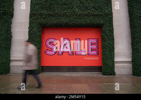 Legen Sie das Foto vom 26. Oktober 12/21 eines Verkaufszeichens am Fenster des Kaufhauses Selfridges in der Oxford Street in London ab. Die Käufer am zweiten Weihnachtsfeiertag werden sich dieses Jahr besonders bemühen, das beste Preis-Leistungs-Verhältnis zu erhalten, da die täglichen Rechnungen in die Höhe schnellen. Ausgabedatum: Montag, 26. Dezember 2022. Stockfoto