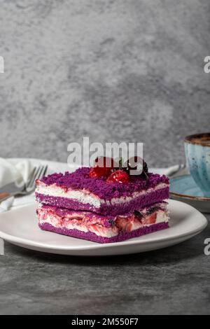 Waldobstkuchen auf dunklem Hintergrund. Erdbeere, Brombeere und Himbeere, Schwarzmaulbeerkuchen. Backwaren. Schließen Stockfoto