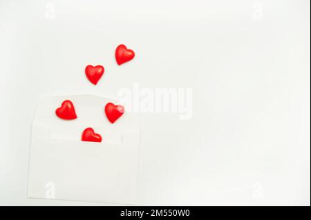 Herzformen, die aus einem Umschlag kommen, valentinskonzept Stockfoto