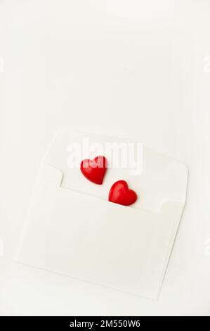 Herzformen, die aus einem Umschlag kommen, valentinskonzept Stockfoto
