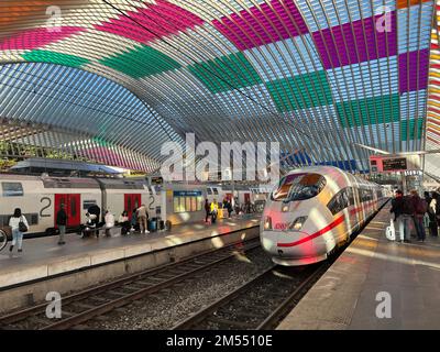 Deutscher Hochgeschwindigkeitszug, der am Bahnhof in Lüttich in Belgien ankommt Stockfoto