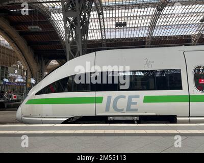 Deutscher Hochgeschwindigkeitszug ICE am Leipziger Hauptbahnhof Stockfoto