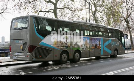 Ein französischer Tourbus parkt am Victoria Embankment, City of Westminster, London, Großbritannien, Europa am Heiligabend 24., Dezember 2022 Stockfoto