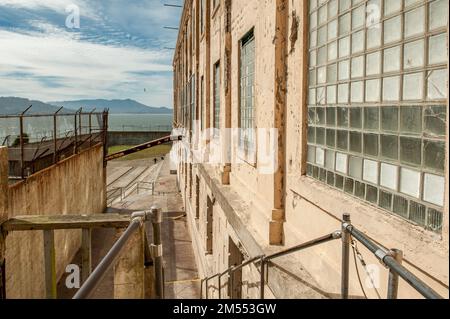 Außenansicht von Alcatraz, dem berüchtigten Hochsicherheitsgefängnis auf Alcatraz Island in der San Francisco Bay. Es wurde 1934 eröffnet und 1963 geschlossen. Stockfoto