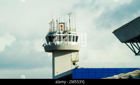 Kerkyra, Griechenland - 09 29 2022 Uhr: Blick auf den Flughafen Korfu auf dem Flugverkehrskontrollturm in Cloudy Day. Stockfoto