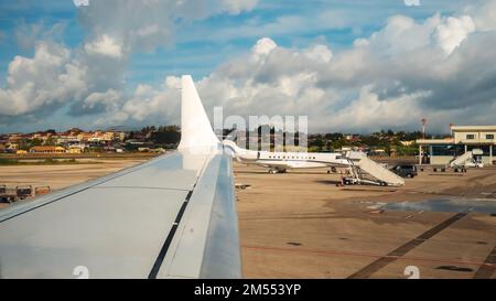 Kerkyra, Griechenland - 09 29 2022: Blick vom Flugzeug zum Boing White Wing und Flugplatz des Flughafens Korfu. Stockfoto