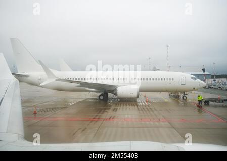 Riga, Lettland - 09 29 2022: Foto Des Weißen Flugzeugs Bei Wolkenwetter Am Flughafen Riga. Stockfoto