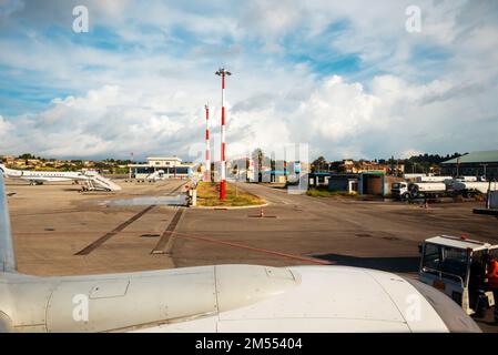 Kerkyra, Griechenland - 09 29 2022: Blick vom Flugzeug zum Boing White-Grey Motorgehäuse mit Flügeln und Flugplatz des Flughafens Korfu. Stockfoto