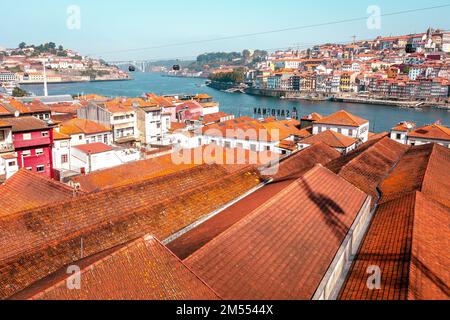 Die Skyline der Altstadt von Porto auf der anderen Seite des Flusses Douro. Porto. Portugal. Stockfoto