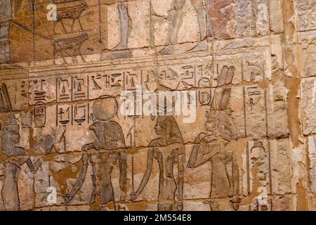 Hieroglypisch bemalte Schnitzereien an der Wand des alten ägyptischen Tempels in Luxor. Ägypten. Stockfoto