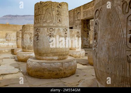 Hieroglypisch bemalte Schnitzereien an der Wand des alten ägyptischen Tempels in Luxor. Ägypten. Stockfoto