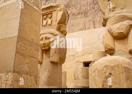 Tempel der Hatschepsut oder Djeser-djeseru des alten Ägyptens in Oberägyptis unter den Klippen von Deir el-Bahari. Stockfoto