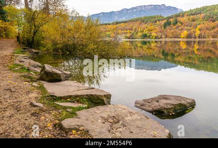 Monticolo-See in der Herbstsaison - Appiano in Südtirol, Provinz Bozen, Trentino Südtirol, Italien, Europa. Stockfoto