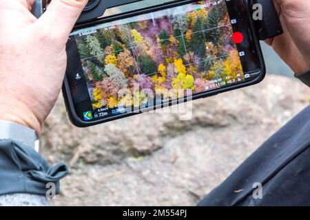 Ein Mann fliegt die Drohne über den Monticolo-See in Südtirol, Appiano, Bozen, Trentino Alto Adige, Norditalien - Europa Stockfoto