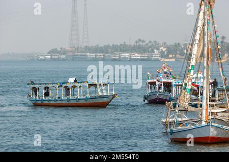 Lokale Fähren an den Anlegestellen von Assuan. Assuan, Ägypten. Stockfoto