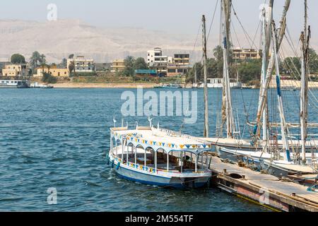 Lokale Fähren an den Anlegestellen von Assuan. Assuan, Ägypten. Stockfoto