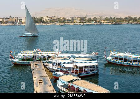 Lokale Fähren an den Anlegestellen von Assuan. Assuan, Ägypten. Stockfoto