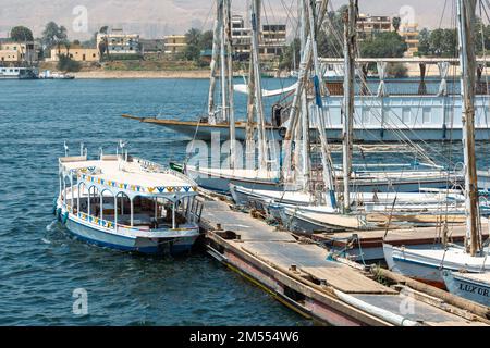 Lokale Fähren an den Anlegestellen von Assuan. Assuan, Ägypten. Stockfoto