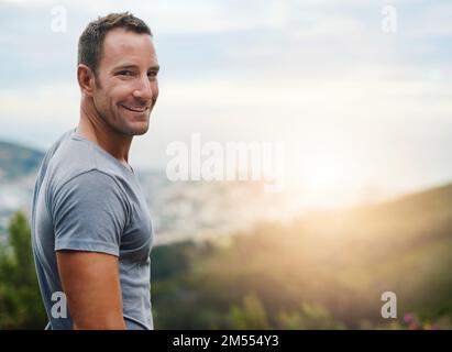 Es geht nichts über frische Luft, um die Stimmung zu verbessern. Porträt eines jungen Mannes, der einen Tag im Freien genießt. Stockfoto