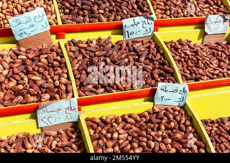Verschiedene frische Bio-Datteln auf einem lokalen Markt in Assuan. Ägypten. Stockfoto