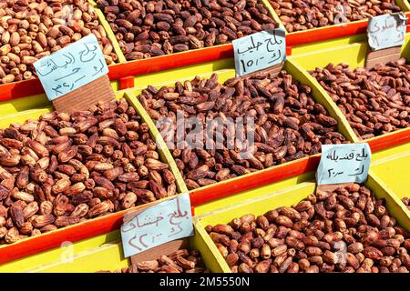 Verschiedene frische Bio-Datteln auf einem lokalen Markt in Assuan. Ägypten. Stockfoto