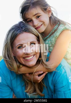 Ich liebe Mami und meine Zeit. Porträt einer glücklichen Mutter und Tochter, die Zeit zusammen im Freien verbringen. Stockfoto