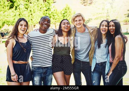 Freunde bringen Glück ins Leben. Porträt einer Gruppe glücklicher junger Freunde, die einen Tag im Freien genießen. Stockfoto