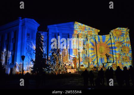 Nicht exklusiv: KIEW, UKRAINE - 23. DEZEMBER 2022 - das Gebäude des Nationalmuseums für Geschichte der Ukraine, beleuchtet als Teil des „Christmas Lig Stockfoto