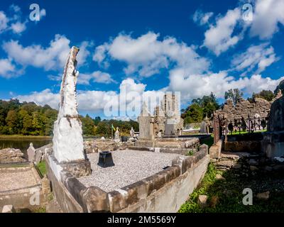 Der historische Abbey Graveyard in Donegal, der 1474 von Hugh O Donnell in der Grafschaft Donegal in Irland erbaut wurde. Stockfoto