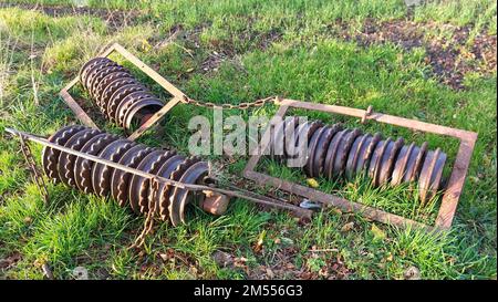 Satz cambridge-Rollen oder -Verpacken, typische landwirtschaftliche Geräte. Stockfoto