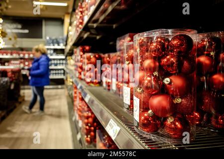 DUIVEN: Besucher eines Gartenzentrums können während des Verkaufs von Weihnachtsartikeln Angebote einholen. Jedes Jahr zieht der Verkauf hier am zweiten Weihnachtsfeiertag Tausende von Schnäppchenjägern an. ANP ROBIN VAN LONKHUIJSEN niederlande raus - belgien raus Stockfoto