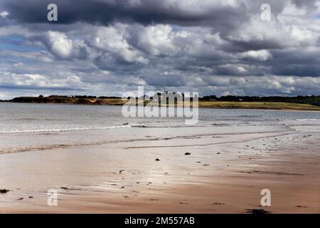 Eine wunderschöne Aufnahme eines stürmischen Himmels über einer Küste in North Berwick, Schottland Stockfoto