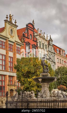 Neptun-Brunnen vor dem Artus-Hof in der Dlugi Targ (Long Market) Straße in Danzig.Polen Stockfoto