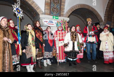 KIEW, UKRAINE 25. Dez. 2022 Bewohner ukrainischer Folkloresachen