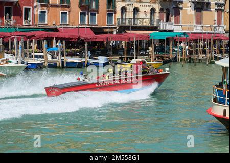 Blick auf das Feuerboot in Venedig auf dem Canale Grande, Segeln mit hoher Geschwindigkeit, Venedig, Italien Stockfoto