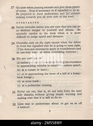 Straßenverkehrsordnung : vom Verkehrsminister mit Zuständigkeit für die Führung und Sicherheit aller Verkehrsteilnehmer herausgegeben mit einem Anhang einschließlich Diagrammen von Signalen und Schildern. Von der Bürokanzlei seiner Majestät. Ein Penny netto. Direkt bei H.M. zu erwerben Bürogebäude an folgenden Adressen : York House, Kingsway, London WC2 / 13a Castle Street Edinburgh 2 / 39-41 King Street Manchester 2 / 1. Andrews Crescent Cardiff / 80 Chichester Street , Belfast / oder über einen beliebigen Buchhändler. : Überholen / seien Sie sich bewusst / Risiko Stockfoto