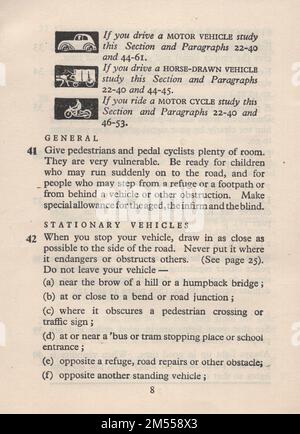 Straßenverkehrsordnung : vom Verkehrsminister mit Zuständigkeit für die Führung und Sicherheit aller Verkehrsteilnehmer herausgegeben mit einem Anhang einschließlich Diagrammen von Signalen und Schildern. Von der Bürokanzlei seiner Majestät. Ein Penny netto. Direkt bei H.M. zu erwerben Bürogebäude an folgenden Adressen : York House, Kingsway, London WC2 / 13a Castle Street Edinburgh 2 / 39-41 King Street Manchester 2 / 1. Andrews Crescent Cardiff / 80 Chichester Street , Belfast / oder über einen beliebigen Buchhändler. / Allgemein / stehende Fahrzeuge Stockfoto