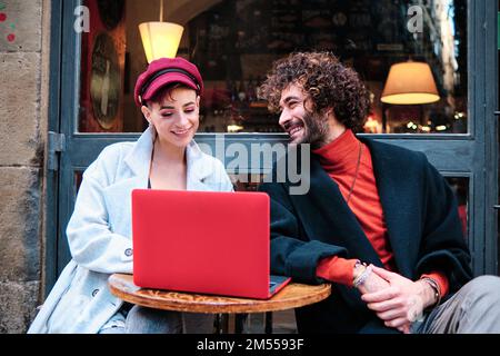 Stilvolles Paar mit Laptop auf der Terrasse der Cafeteria Stockfoto
