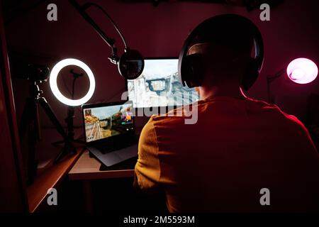 Teenager, der mit einem Laptop im Zimmer spielt Stockfoto
